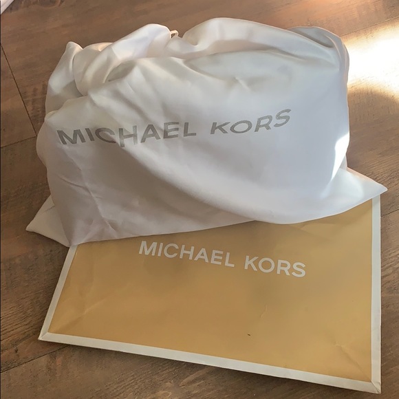 100% Authentic MK Handbag w/ strap - Picture 5 of 5